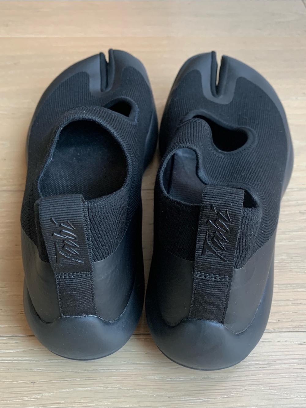 Tabi-Style Black Athletic Slip-On Shoes - Picture 5 of 7